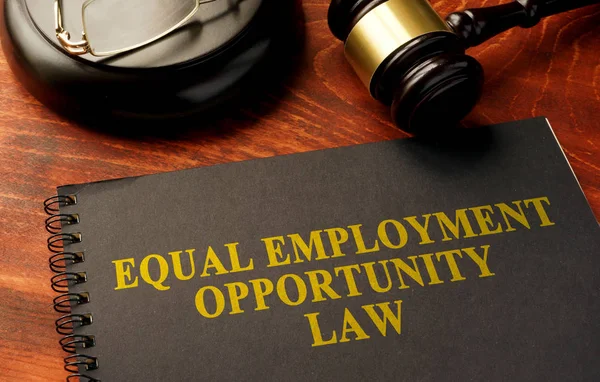 Kniha s názvem rovné pracovní příležitosti zákon. — Stock fotografie