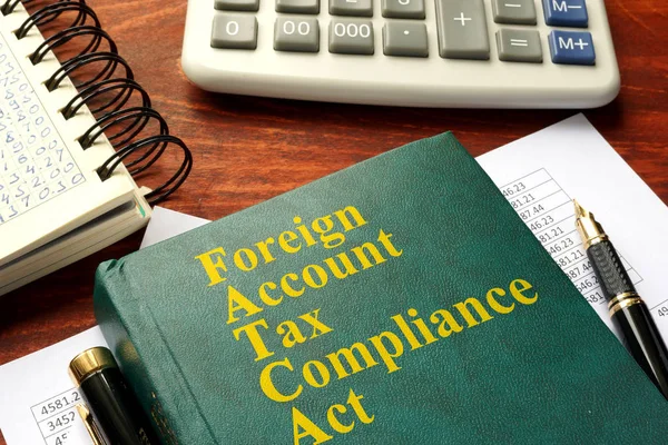 FATCA Ley de Cumplimiento Tributario de Cuentas Extranjeras sobre una mesa . —  Fotos de Stock