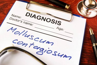 Bir tabloda bir belgede yazılı molluscum contagiosum (Mc).