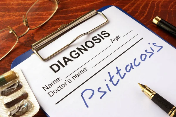 Forma médica con diagnóstico Psitacosis en una mesa . — Foto de Stock