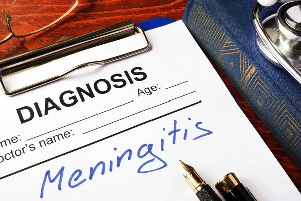 Diagnóstico Meningitis escrita en un documento sobre una mesa . — Foto de Stock