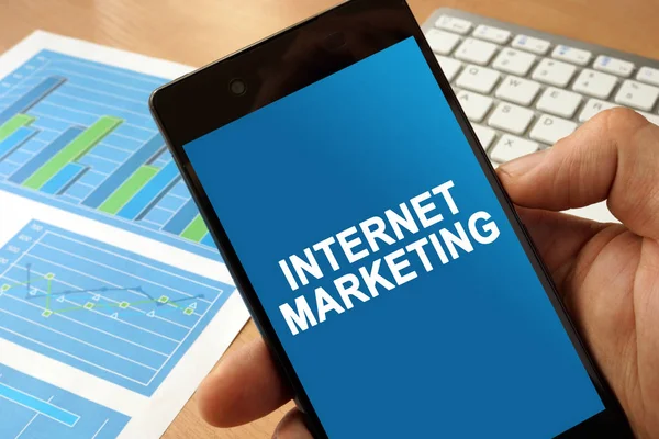 Hand mit Smartphone und App Internet Marketing. — Stockfoto