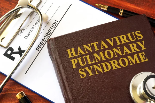 Libro con título Hantavirus Pulmonary Syndrome (HPS ). —  Fotos de Stock