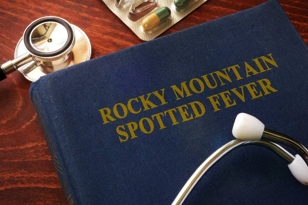 Livre avec titre Rocky Mountain spotted fever (RMSF ). — Photo