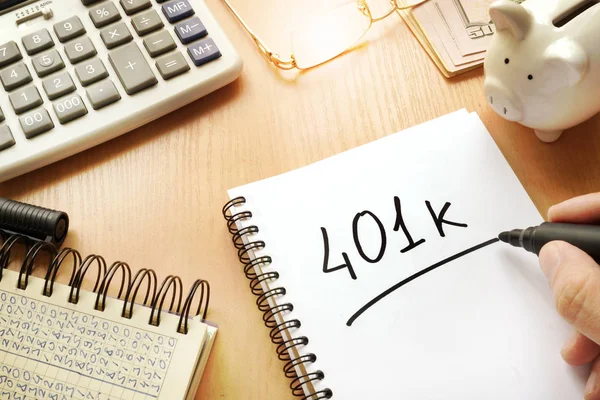 401k in einer Notiz geschrieben. Rentenkonzept. — Stockfoto