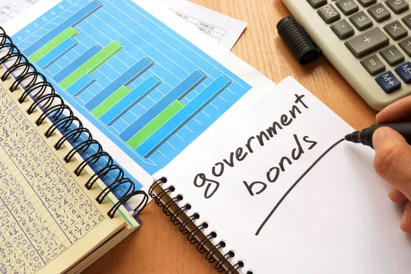 Государственные облигации написаны в записке . — стоковое фото
