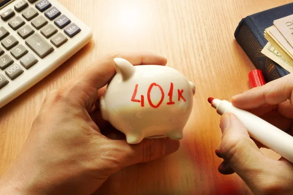 Свинячий банк зі словом 401k. Концепція пенсійного плану . — стокове фото
