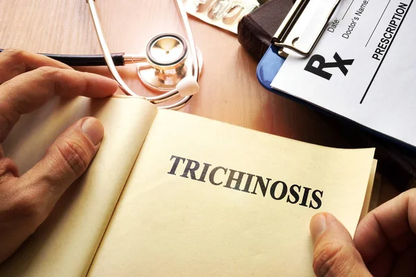 Boek met de titel trichinose op een tafel. — Stockfoto