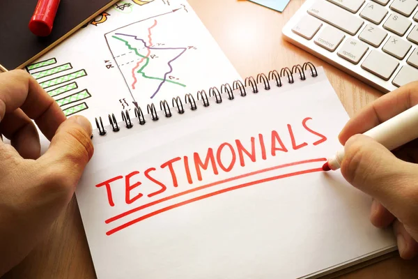 Testimonials written in a note. Client communication concept. — Stock Photo, Image