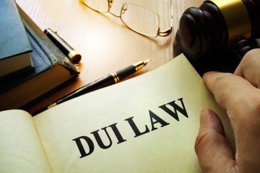 DUI yasa. Etkisi altında sürüş kavramı.