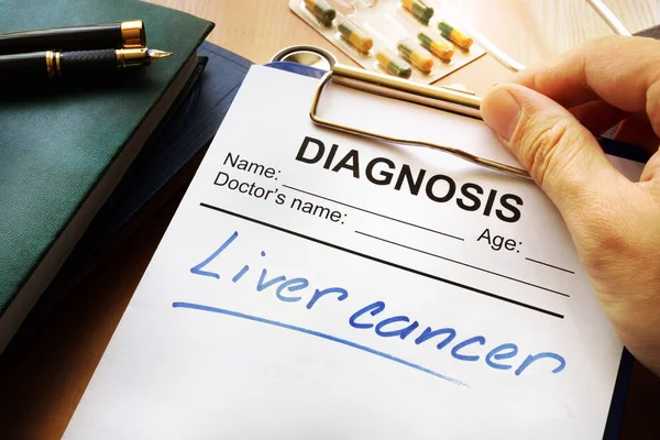 Diagnóstico de câncer de fígado em uma forma médica . — Fotografia de Stock