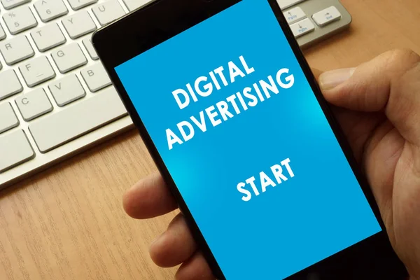 Ręce, trzymając telefon z stronę Digital advertising. — Zdjęcie stockowe