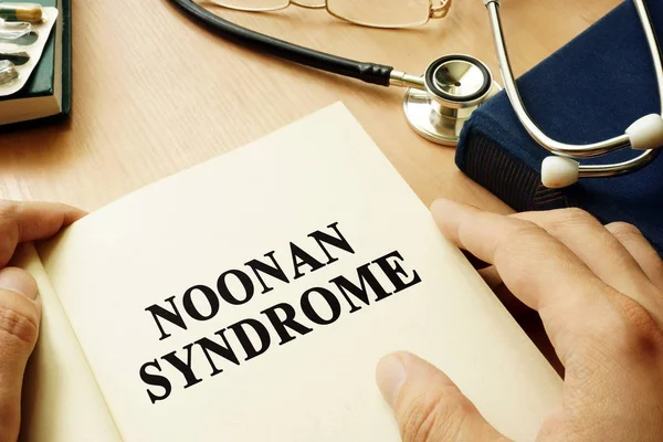 Libro con titolo Sindrome di Noonan su un tavolo . — Foto Stock