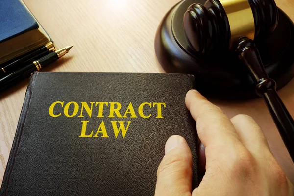 Title Contract law on a book and gavel. — Stock Photo, Image