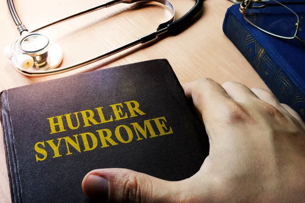 Kitap Hurler Sendromu holding eller.