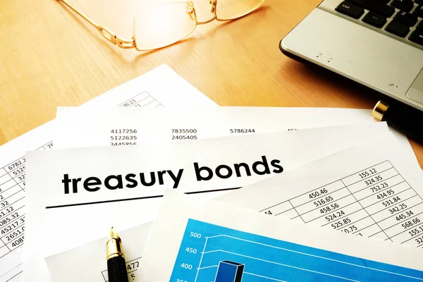 Documentos con títulos bonos del Tesoro . —  Fotos de Stock