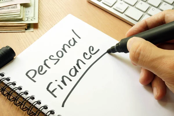 Finanza personale scritta a mano in una nota. Concetto di bilancio interno . — Foto Stock