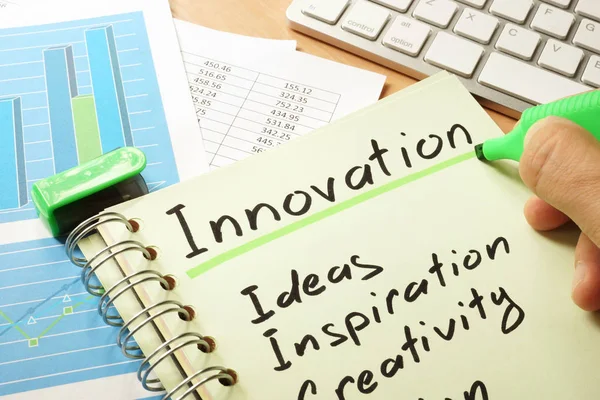 Innovación con lista escrita en una nota . — Foto de Stock
