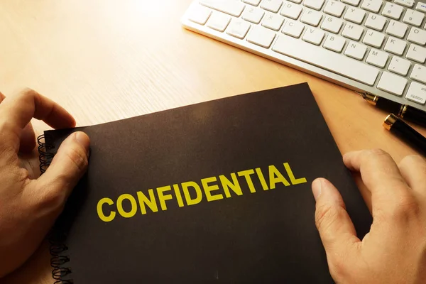 Document avec étiquette confidentielle sur une table . — Photo