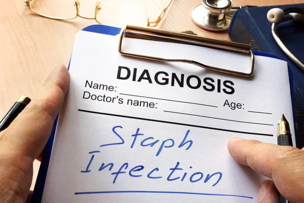 Staph Infection écrite sur un formulaire de diagnostic . — Photo