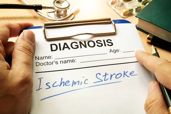 Accidente cerebrovascular isquémico escrito en forma de diagnóstico . —  Fotos de Stock
