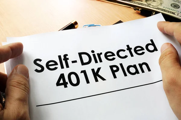 Αυτο-κατευθυνόμενη 401k σχέδιο γραμμένο σε χαρτί. — Φωτογραφία Αρχείου