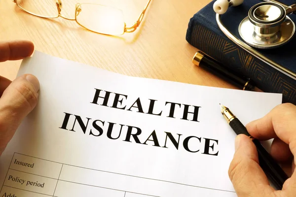 Hälsa försäkringsbrev på ett bord. — Stockfoto