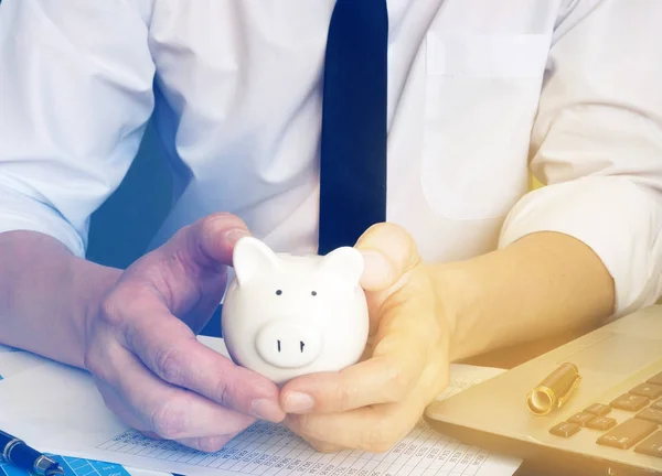 El hombre de negocios tiene una alcancía. Concepto de cuenta de ahorro . —  Fotos de Stock