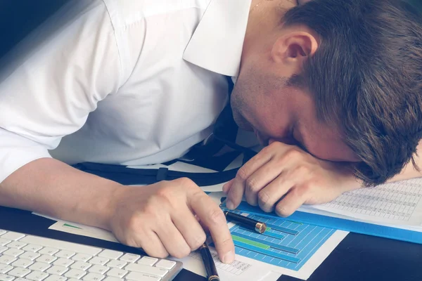 Chronický únavový syndrom koncept. Přepracovaný podnikatel spí u stolu. — Stock fotografie