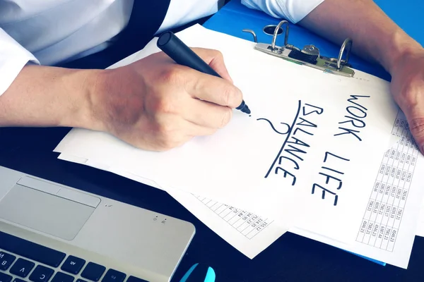 El hombre está escribiendo palabras equilibrio de la vida laboral . —  Fotos de Stock