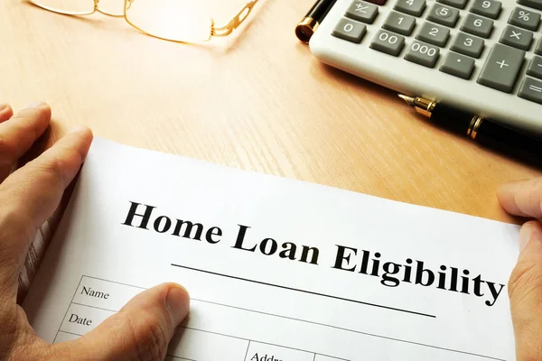 Dokument z tytułu Home Loan kwalifikowalności na stole. — Zdjęcie stockowe