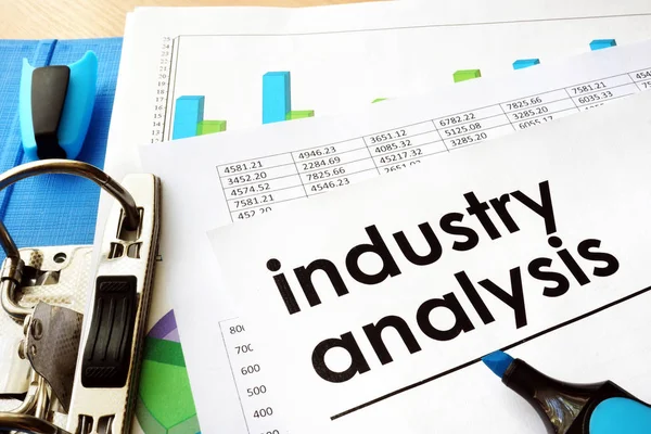 Análise da indústria de documentos em uma pasta de escritório . — Fotografia de Stock
