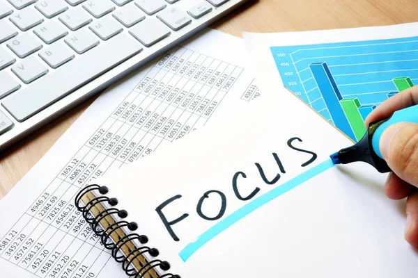 Fokus, napisane w notatce. Koncepcja biznesowa. — Zdjęcie stockowe