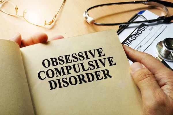 Concepto de trastorno obsesivo compulsivo. Libro sobre una mesa . —  Fotos de Stock