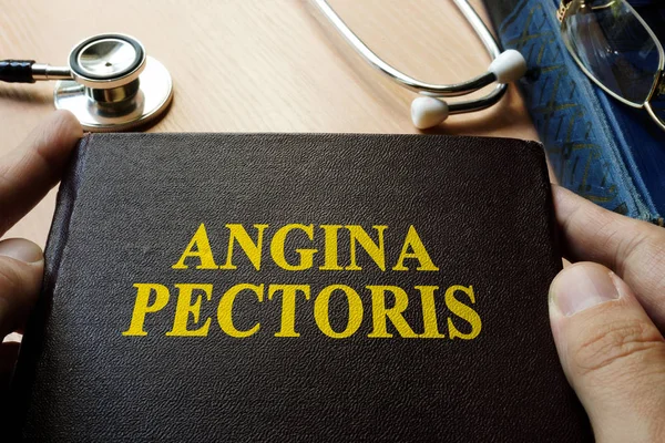 Titolo Angina pectoris su un libro in possesso di medico . — Foto Stock
