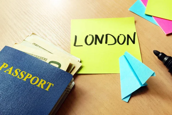 Viaje para Londres. Avião de papel e passaporte . — Fotografia de Stock