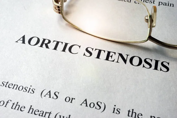 Page avec titre sténose aortique et lunettes . — Photo