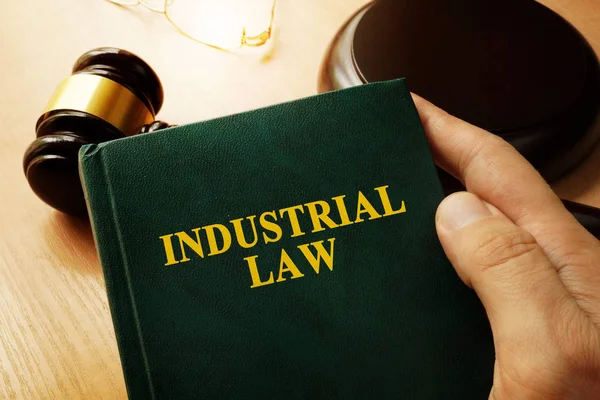 Lei industrial em uma mesa de escritório . — Fotografia de Stock
