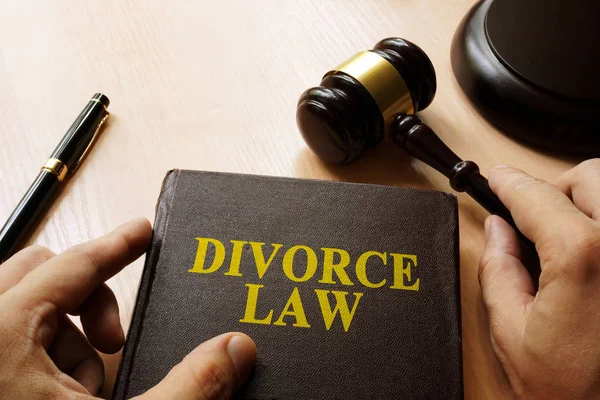 裁判所のテーブルの上の離婚法. — ストック写真