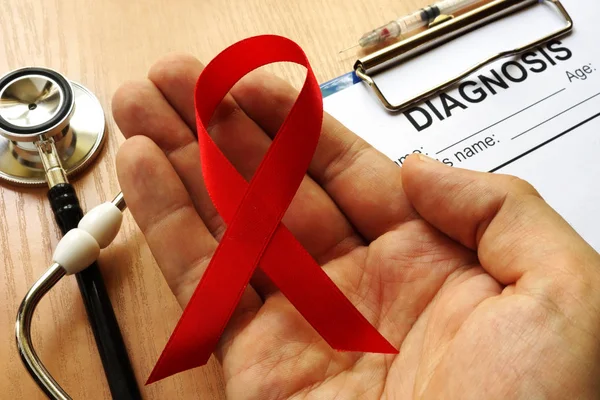 Hiv/에이즈의 상징입니다. 레드 인식 리본. — 스톡 사진