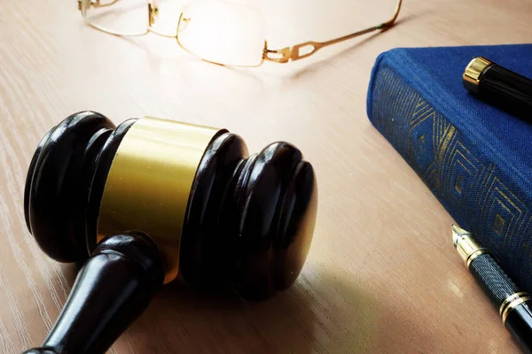 Law concept. Hamer en boek op de tafel van een gerecht. — Stockfoto