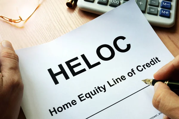 Documento HELOC Línea de crédito hipotecaria sobre una mesa . — Foto de Stock