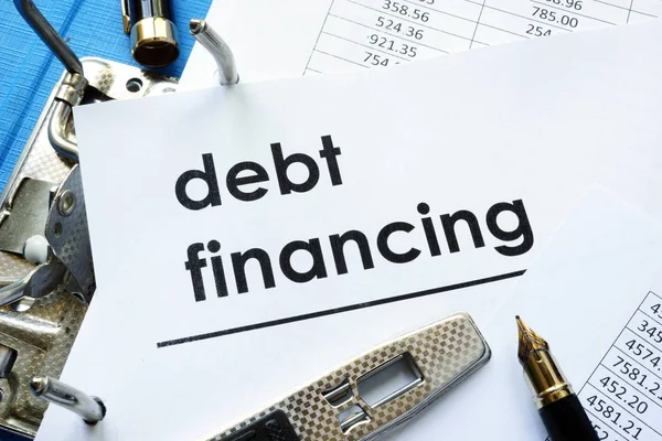 Schuldenfinanzierung Dokument auf Ordner mit Papieren. — Stockfoto