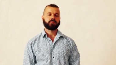 Sakallı adam kameraya bakarak bir şey düşünüyorum. Beyin fırtınası.