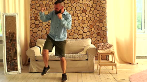 Hombre barbudo bailando dentro de la casa. Felicidad o concepto de buen humor . — Vídeos de Stock