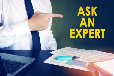 Tabelaya işaret eden işadamı uzman sor. İş tavsiye kavramı.