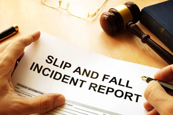 Slip and fall injury report on a table. — Stock Photo, Image