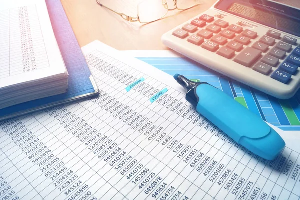 事業報告書監査事務所机の上。財務分析や会計上の概念. — ストック写真