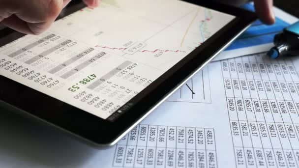 Handelaar werken met beurs informatie op een Tablet PC. — Stockvideo