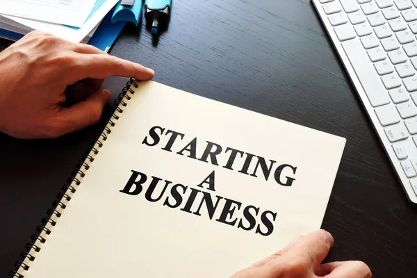 Boek een bedrijf te starten op een bureau. — Stockfoto